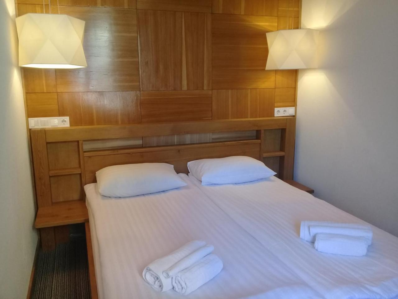 Valentyna Hotel Bryukhovychi Bagian luar foto